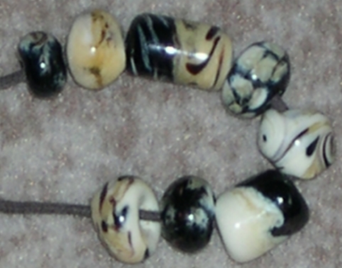 glasperlen, schwarz elfenbein, die erste