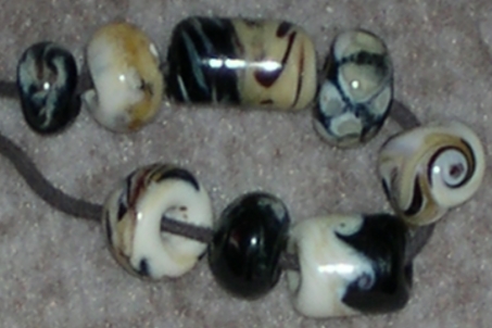 glasperlen, schwarz elfenbein, die erste, bild zwei