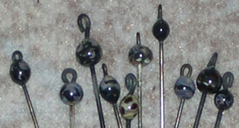 glasperlen, miniweihnachtskugeln mit vorbereiteter oese