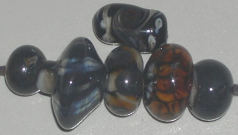 glasperlen, schwarz weiss raku