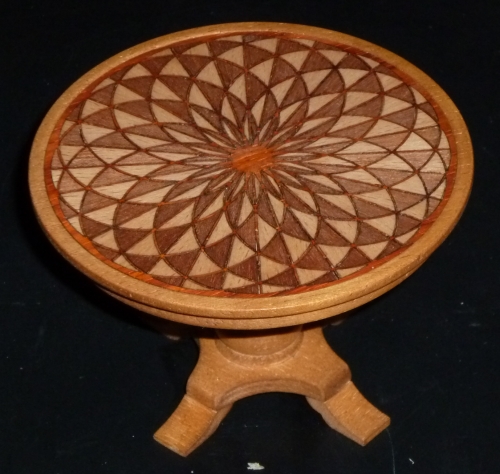 biedermeiertisch mit intarsien